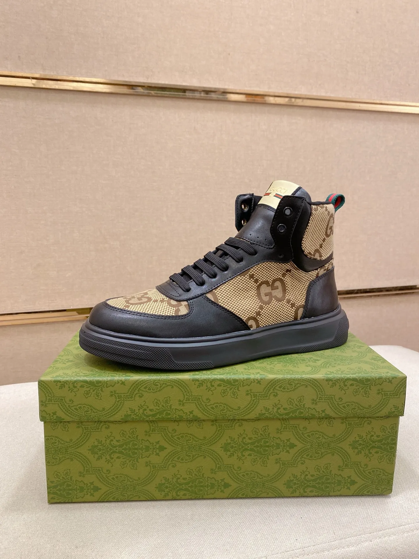 Men's clothing and shoes: 420💰 (GUCCI) The latest model from the official website🎁🎁Casual and fashionable men's shoes👟, hot style💥The version is simple and elegant, exclusive for trendy men. The unique latest brand elements from the official website👑Original Gucci decoration, fashionable and generous, the fabric is original cowhide ✅Mesh breathable lining, the official website specifies wear-resistant casual outsole, the classic model is taken in kind at the counter🎬38-44 (can be customized for 45 non-refundable)